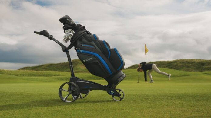 M5 GPS DHC with Golfer Putting (1)